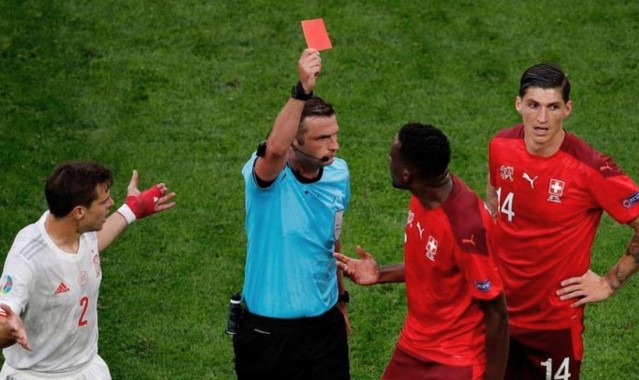 穆里尼奥又领红牌，本菲卡主场6万球迷嘘声震天，维尼修斯进球冲向角旗引发冲突